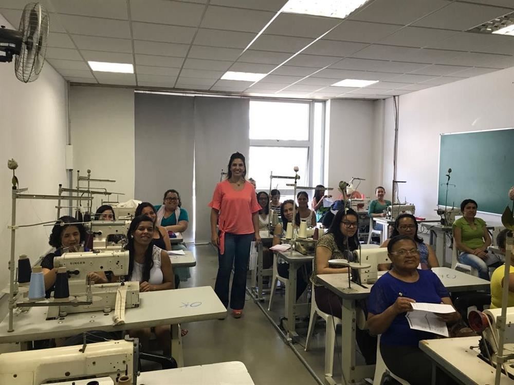 Casa da Mulher realiza aula inaugural de Costura e Conserto