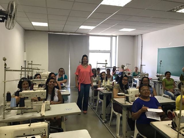 Casa da Mulher realiza aula inaugural de Costura e Conserto