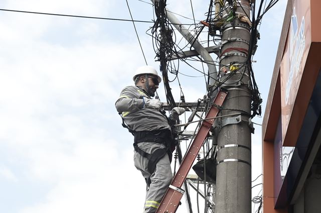 Guarulhos remove quatro toneladas de cabos irregulares em postes da cidade neste 1º trimestre