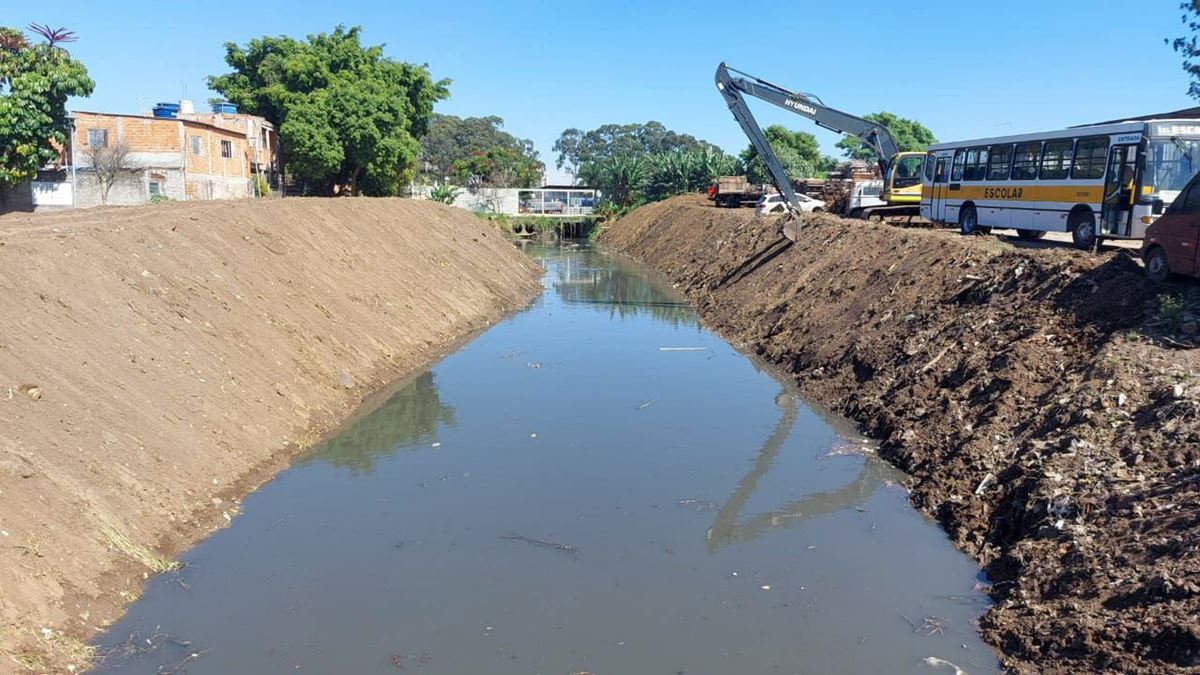 Prefeitura finaliza desassoreamento de trecho do córrego Moinho Velho