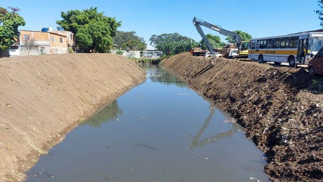 Prefeitura finaliza desassoreamento de trecho do córrego Moinho Velho