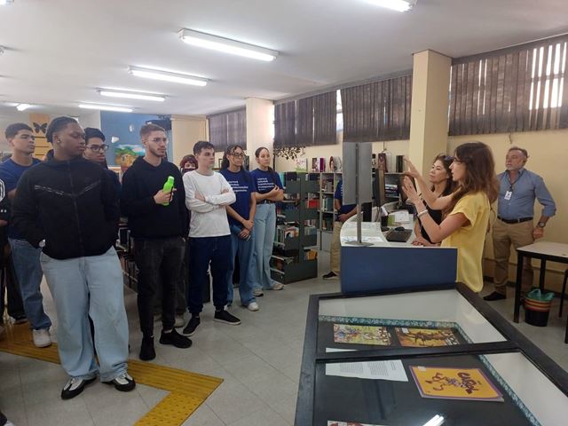 Jornada sobre conhecimento transforma manhã de jovens aprendizes na Biblioteca Monteiro Lobato