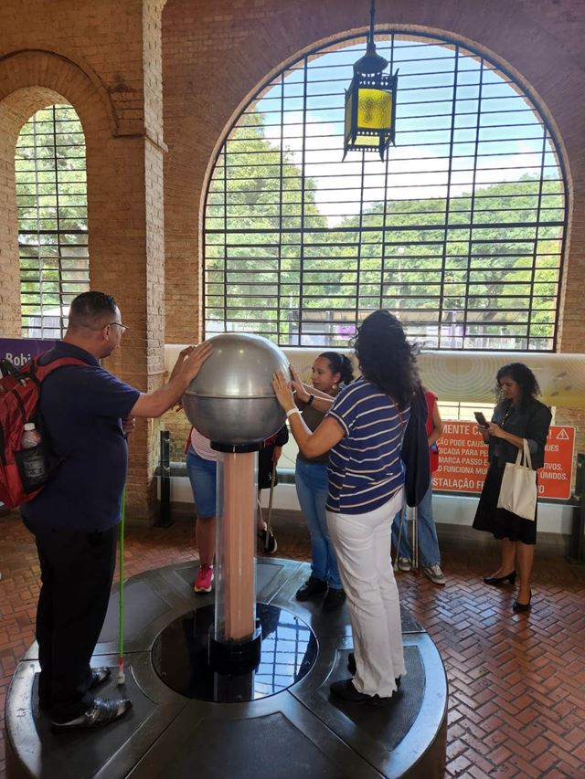 Prefeitura leva alunos com deficiência visual para visitar o Museu Catavento