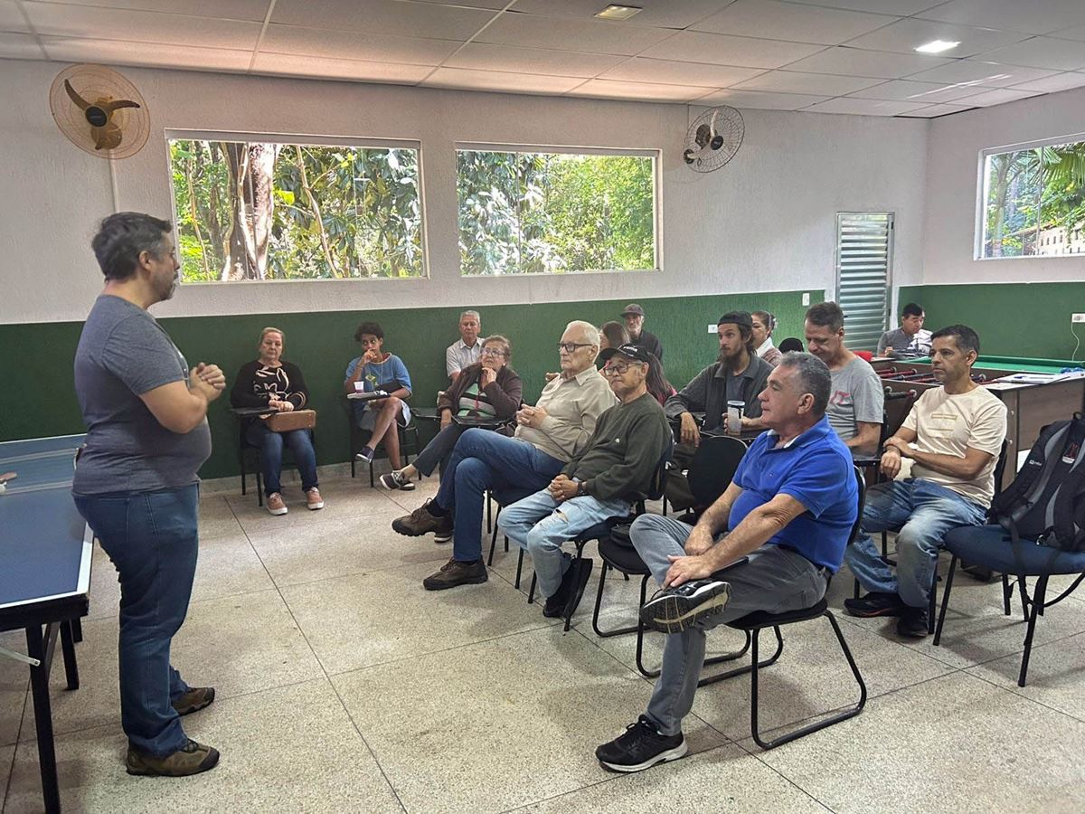 Curso de introdução à criação de abelhas nativas sem ferrão reúne admiradores no Bosque Maia