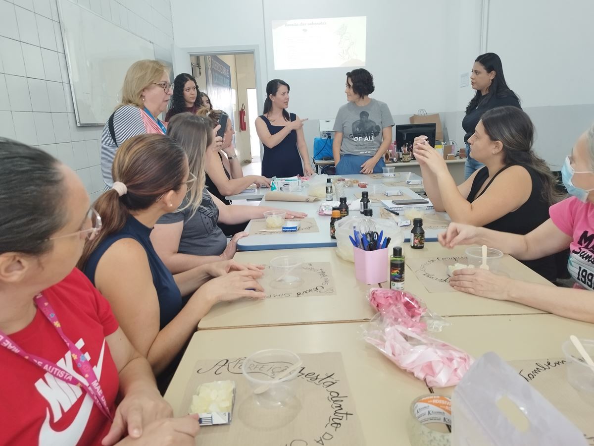 Curso de sabonetes artesanais possibilita de geração de renda e autocuidado a mães atípicas