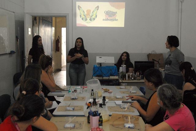 Curso de sabonetes artesanais possibilita de geração de renda e autocuidado a mães atípicas