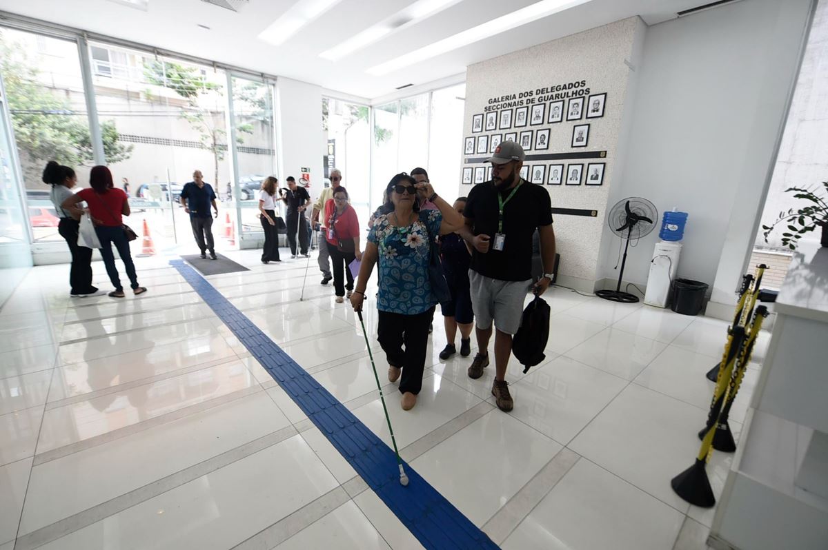 Pessoas com deficiência visual visitam Centro de Apoio Técnico para Pessoas com Deficiência em delegacia seccional