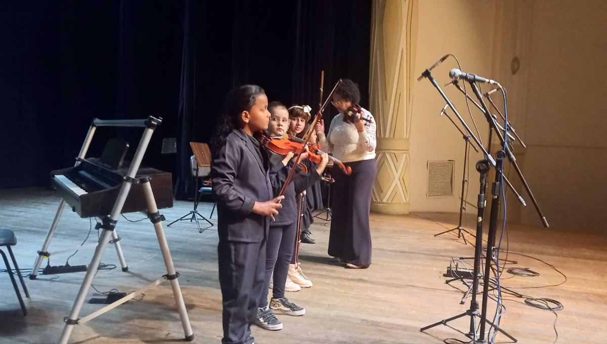 Conservatório Municipal apresenta recital de encerramento de semestre Projeto Violino Suzuki no Teatro Padre Bento