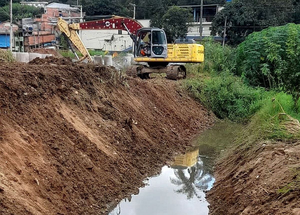 Prefeitura promove a limpeza do córrego no Água Azul