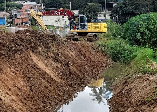 Prefeitura promove a limpeza do córrego no Água Azul