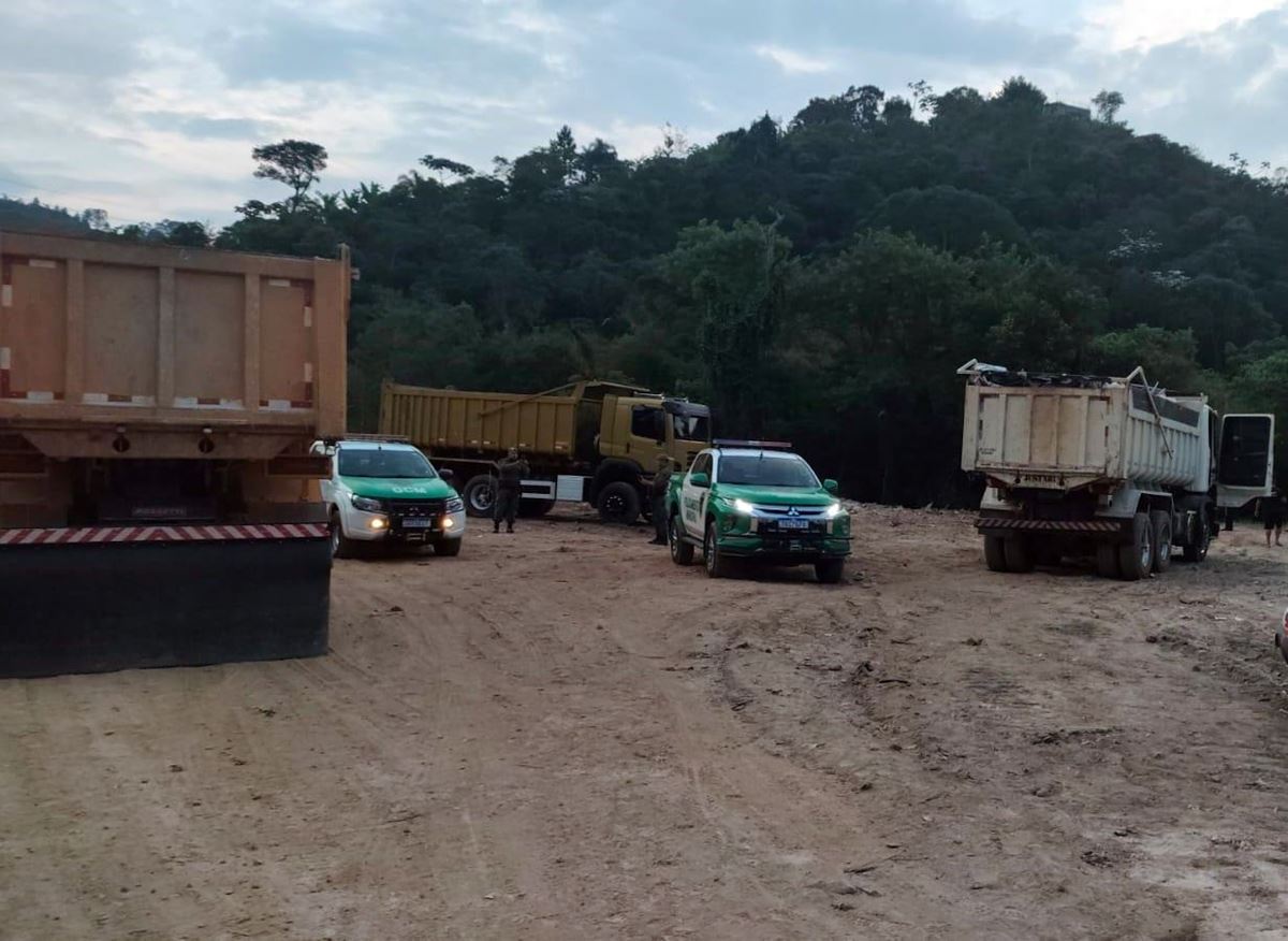 GCM combate irregularidades e apreende caminhões com resíduos no Presidente Dutra