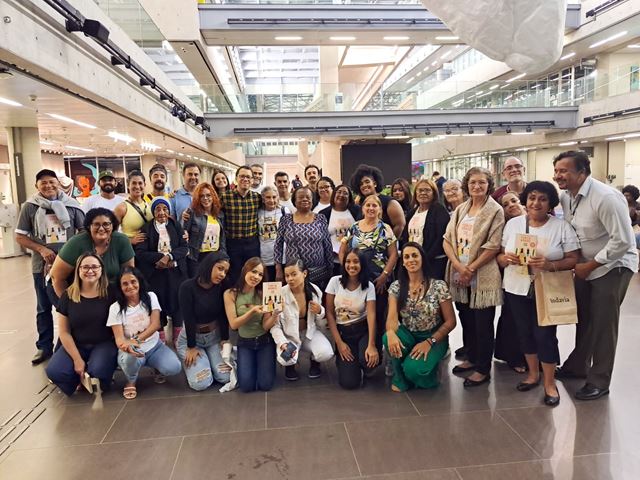 Estudantes da EJA participam de roda de conversa com escritor no teatro do SESC Guarulhos
