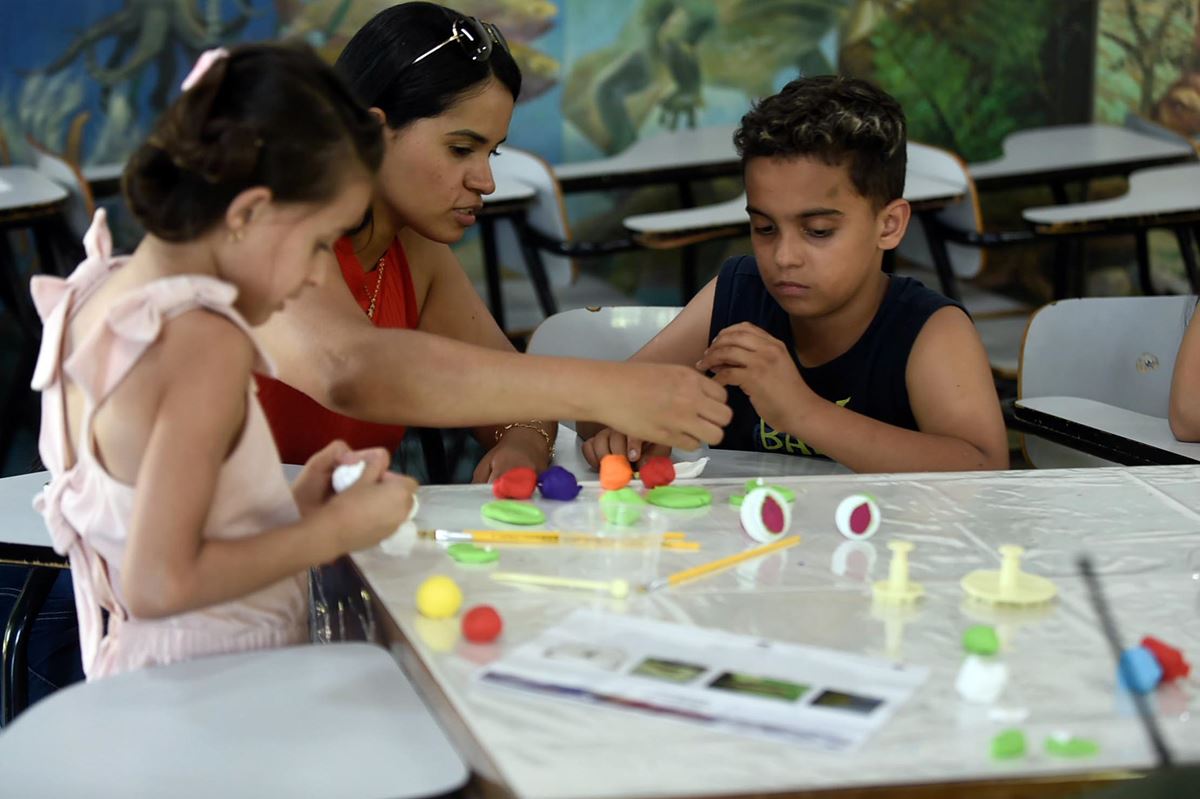 Oficina de biscuit sobre a vida das borboletas reúne crianças e adultos no Zoológico