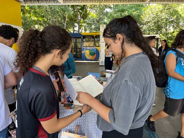 Segunda edição da Biblioteca Móvel transforma espera em leitura no Terminal Pimentas