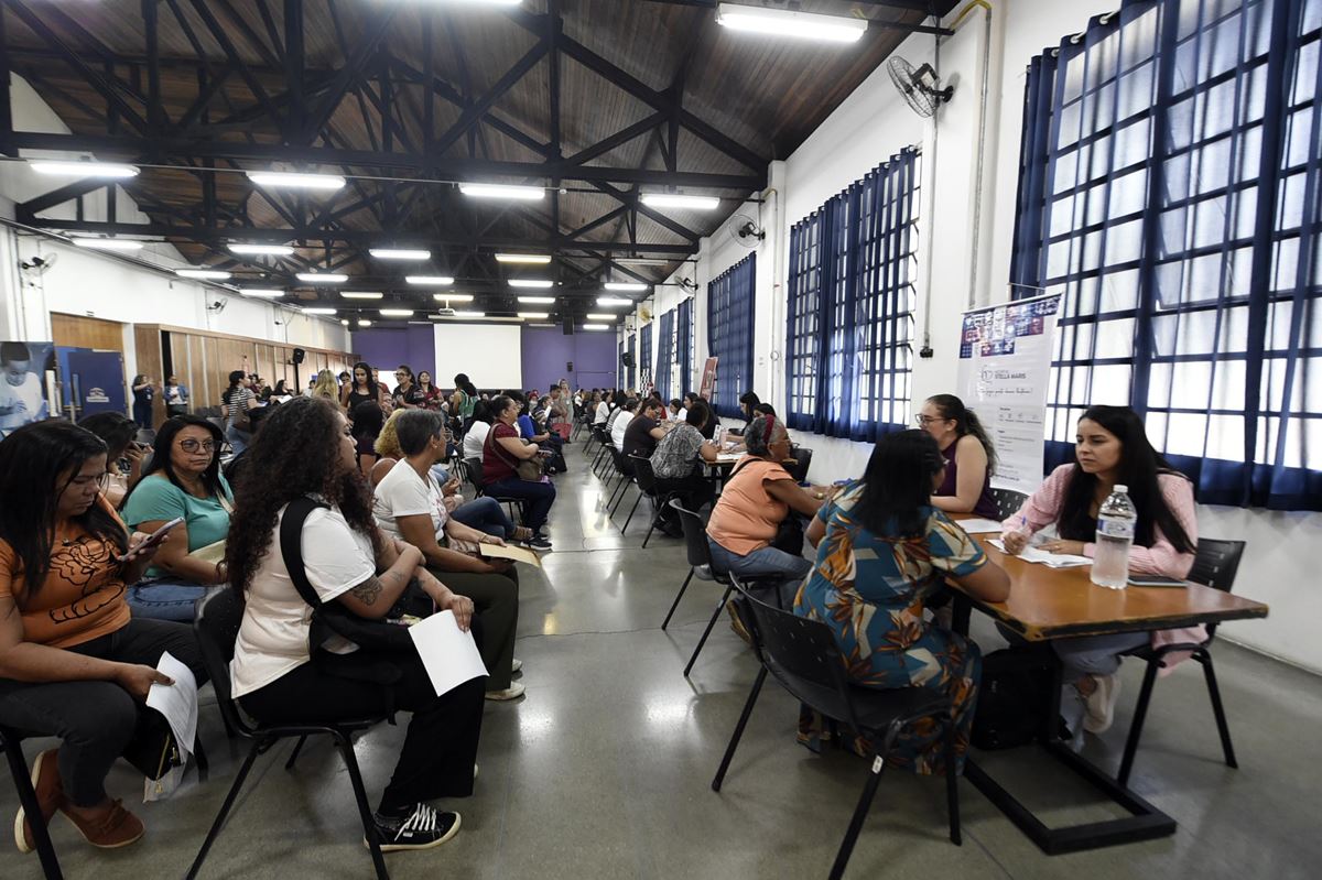 Mutirão no Adamastor conecta mulheres a 500 oportunidades de emprego em diversos setores