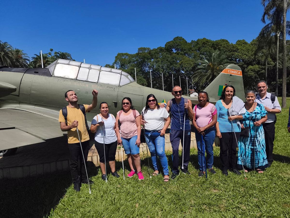 Alunos com deficiência visual fazem visita guiada à Base Aérea de Cumbica