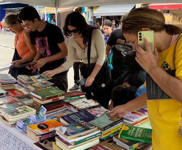Prefeitura distribui mais de 300 livros no calçadão da rua Dom Pedro II