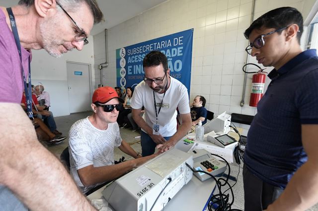 Alunos com deficiência visual participam de simulação de votação com urnas eletrônicas