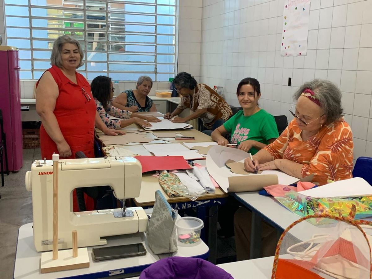 Oficina de costura criativa utiliza tecidos para artesanato e geração de renda