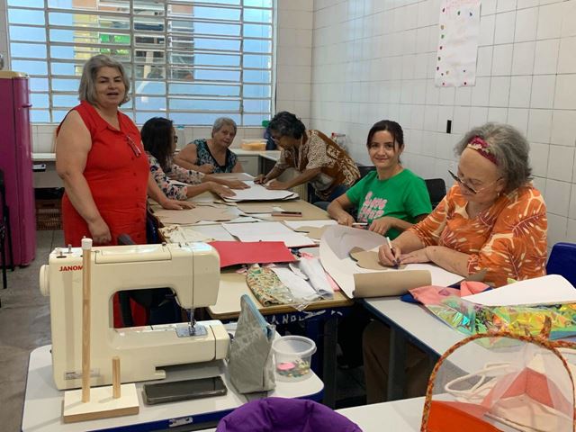 Oficina de costura criativa utiliza tecidos para artesanato e geração de renda
