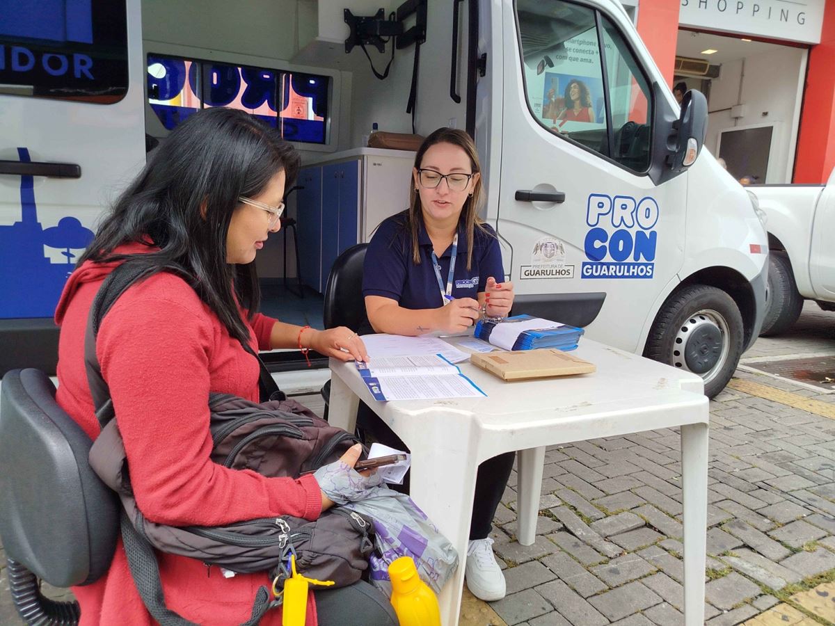Van Procon nos Bairros orienta consumidores no calçadão do Centro