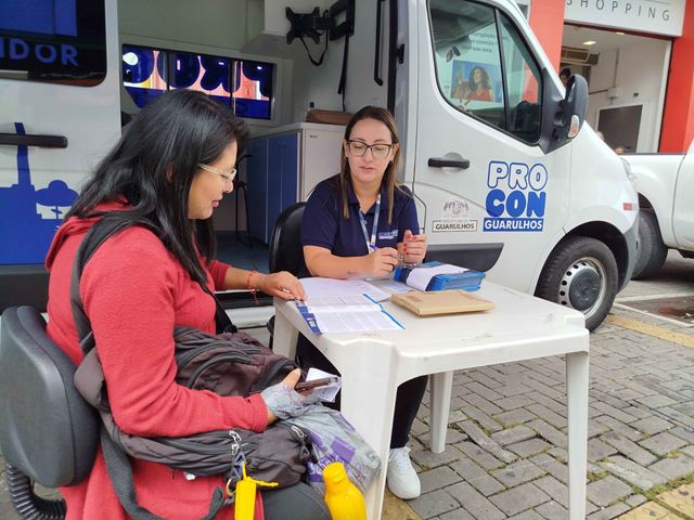 Van Procon nos Bairros orienta consumidores no calçadão do Centro