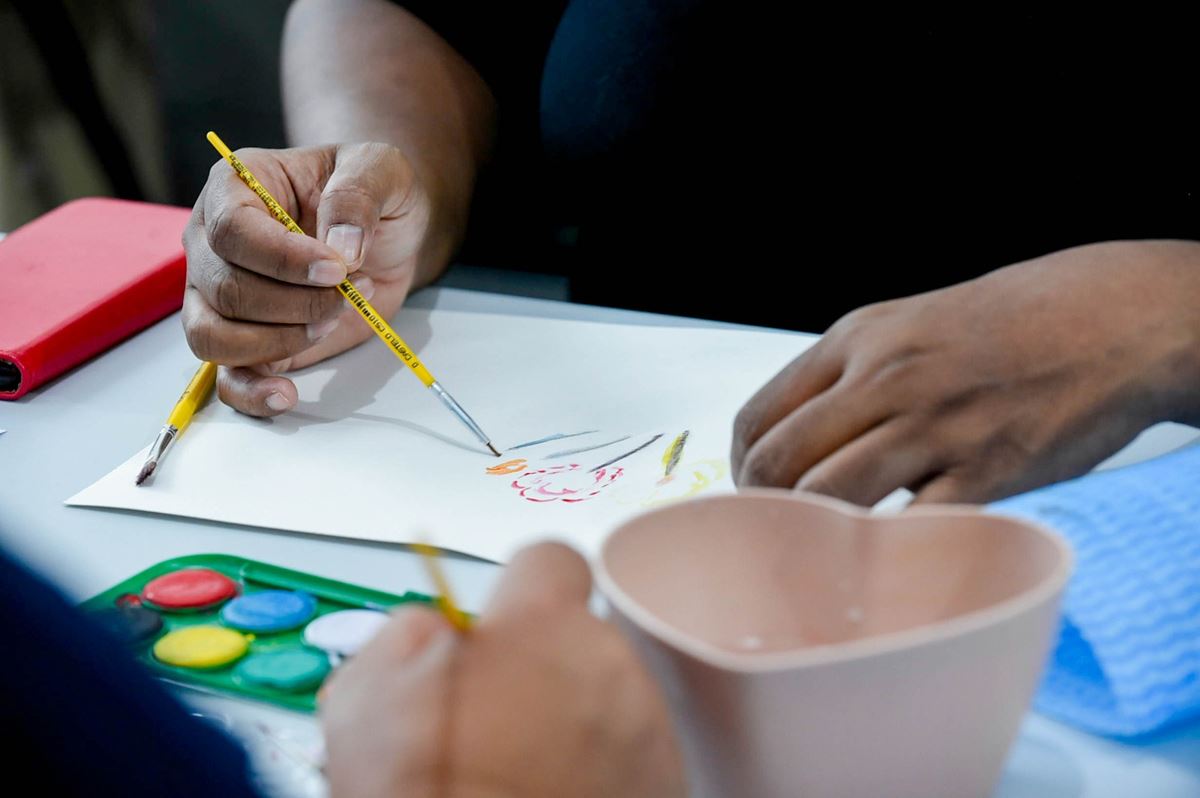 Prefeitura oferece vivência arteterapêutica com aquarela para mulheres com fibromialgia