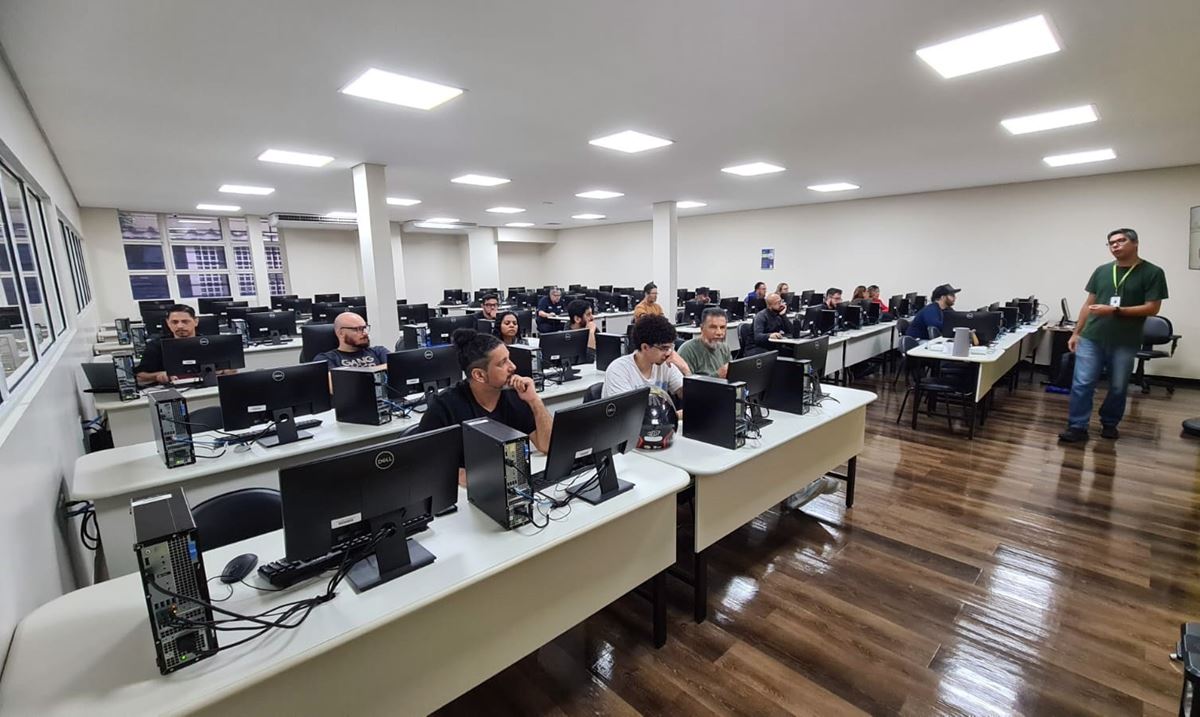 Professores da rede pública participam de seminário de robótica oferecido pela Prefeitura