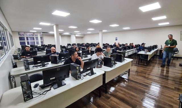 Professores da rede pública participam de seminário de robótica oferecido pela Prefeitura