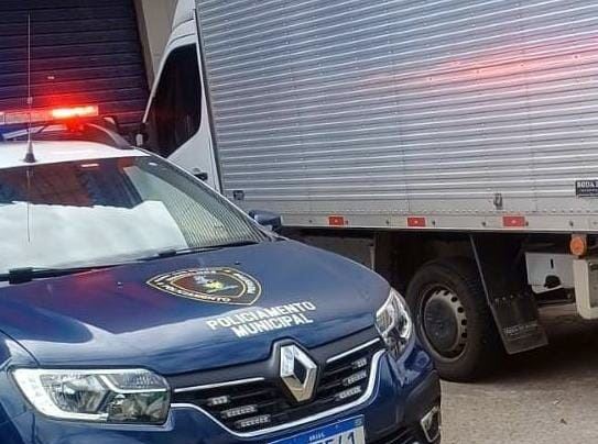 GCM prende foragido por roubo de carga e recupera caminhão