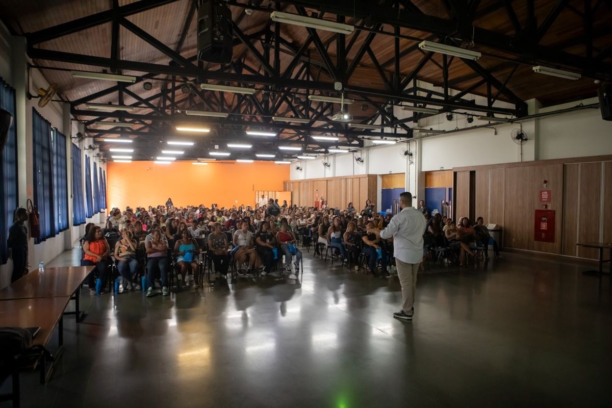 Treinamento qualifica equipes de limpeza das unidades educacionais da Prefeitura