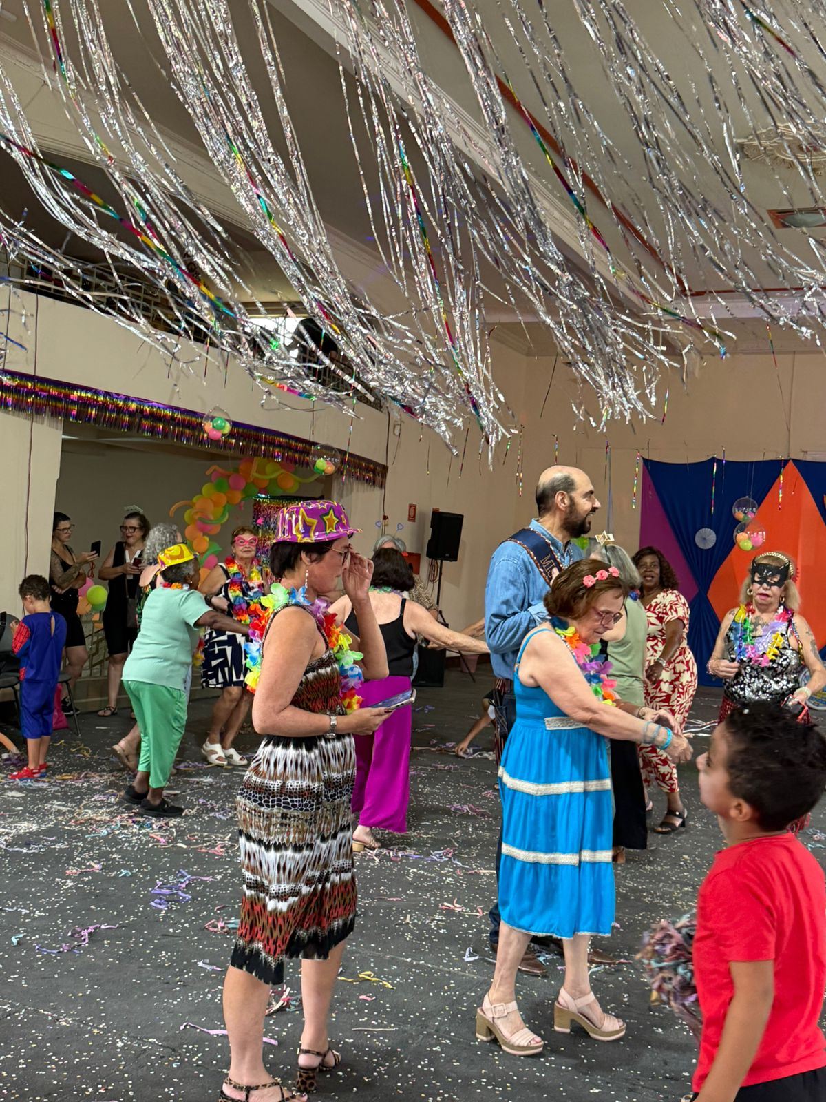 Baile no Teatro Padre Bento reúne público animado em tarde de cultura, lazer e diversão