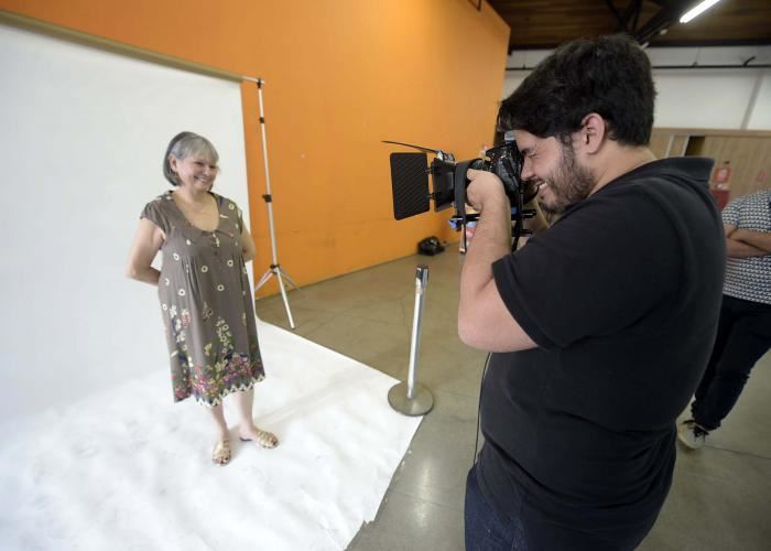 Juventude realiza sessão de fotografia com idosos
