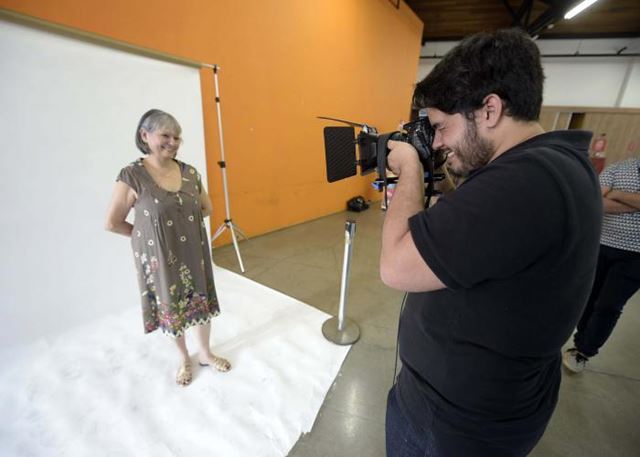 Juventude realiza sessão de fotografia com idosos