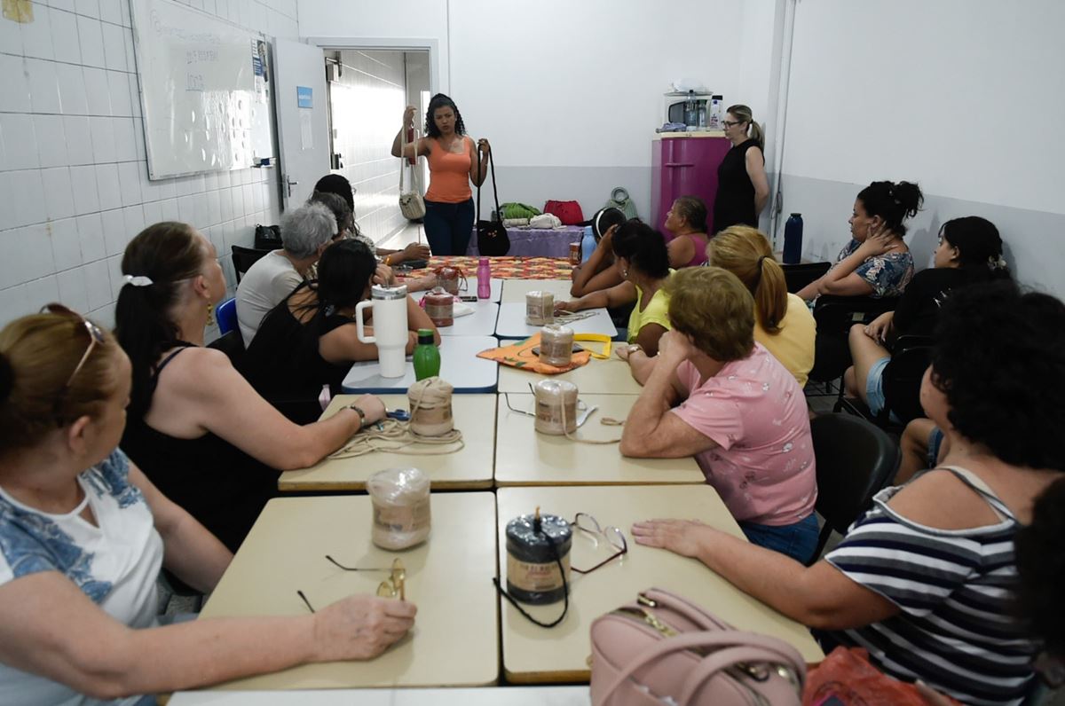 Agenda semanal das Casas da Mulher oferece diversas oficinas e roda de conversa