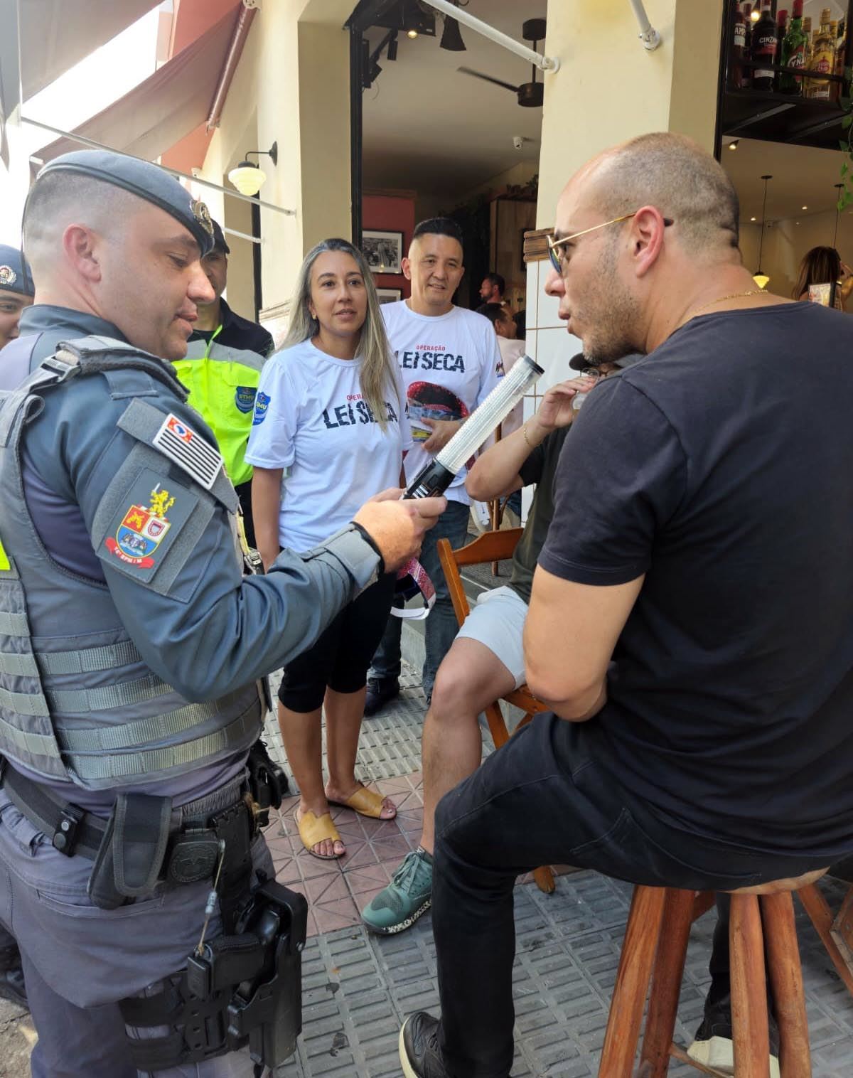 Semob realiza ação educativa sobre riscos da combinação de álcool e direção