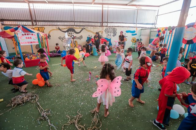 Bailes de Carnaval marcam acolhimento de crianças nas escolas da rede municipal