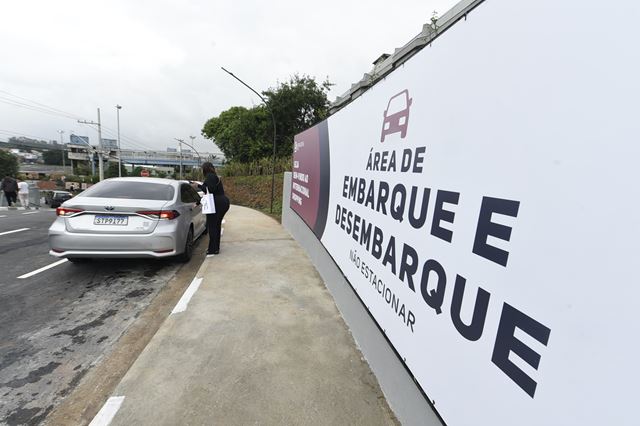 Prefeitura entrega bolsão de veículos no Itapegica para melhorar trânsito e ampliar segurança de pedestres e motoristas