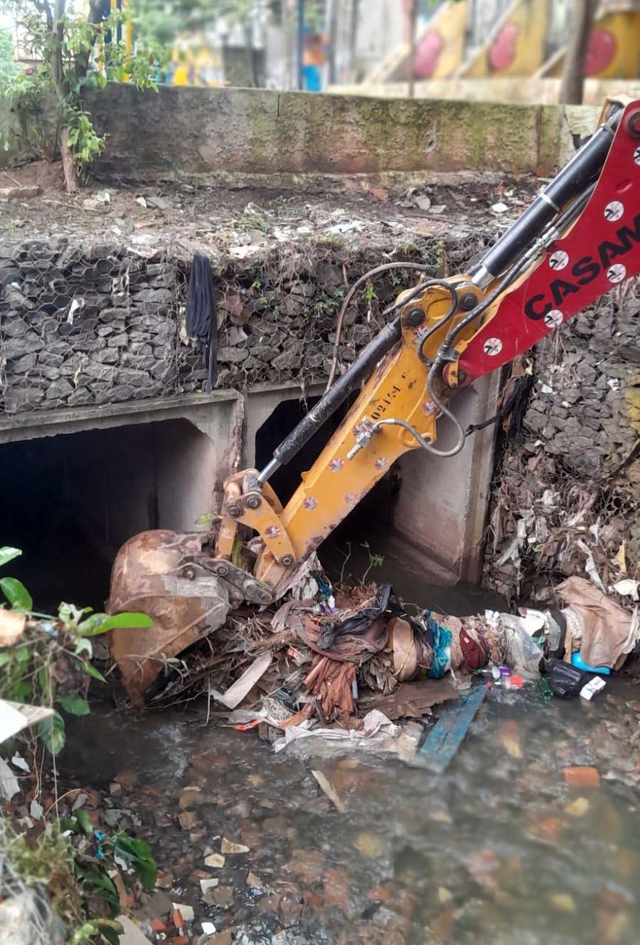 Vila Galvão e Cocaia recebem limpeza de bocas de lobo e travessia