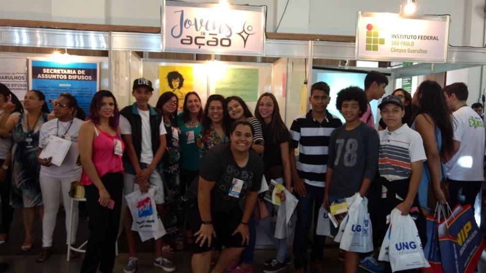Integrantes do “Jovens em Ação” participam da Feira do Estudante
