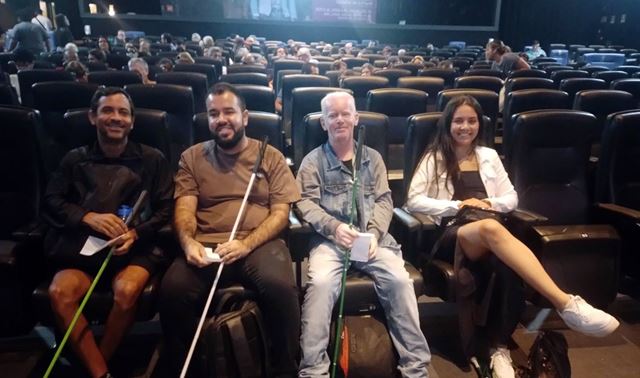 Prefeitura leva pessoas com deficiência para sessão gratuita de cinema no CineSesc