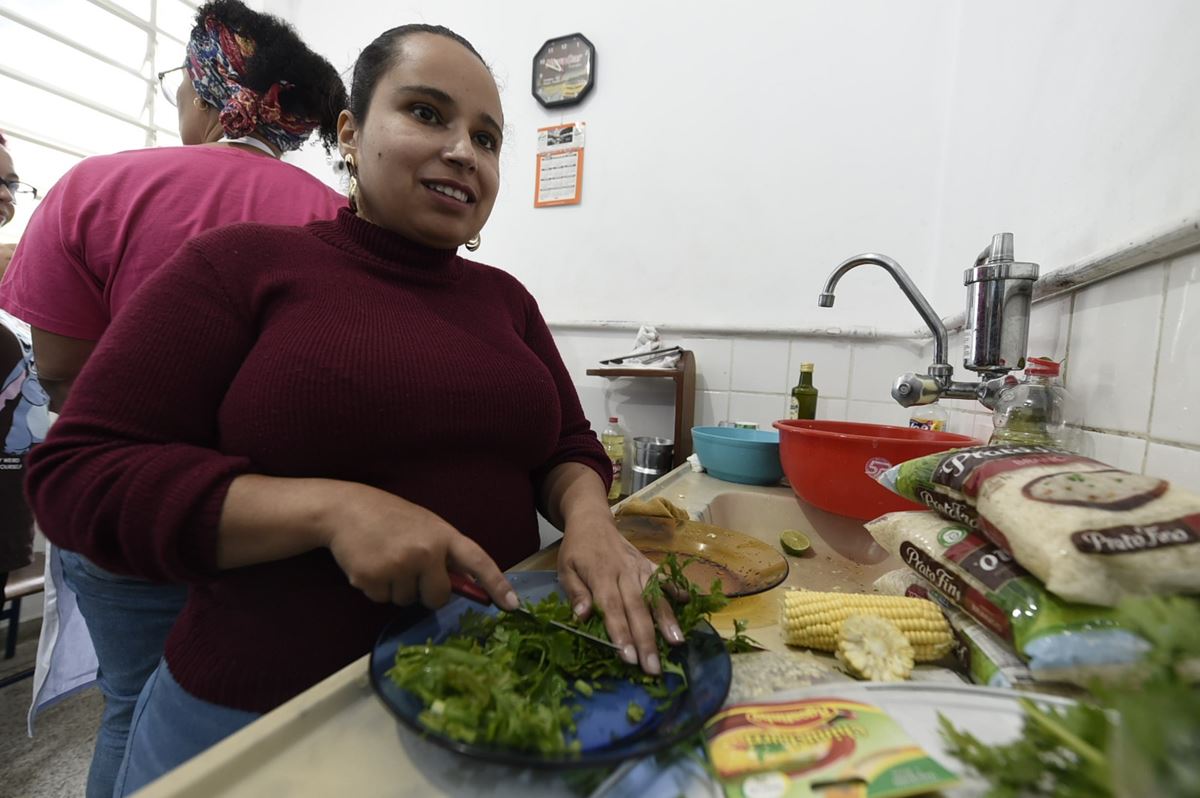Oficina de culinária apresenta prato típico da cidade aos alunos com deficiência visual