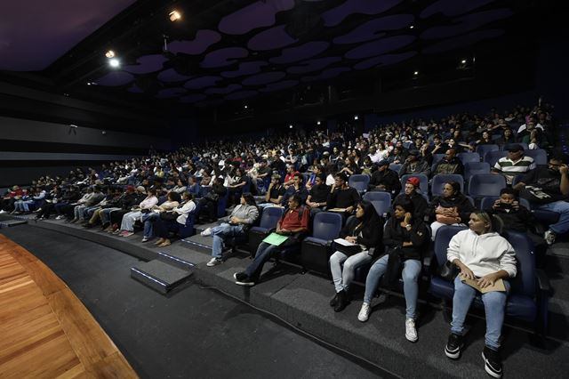 Mega Mutirão de Empregos leva mais de 4 mil candidatos ao Adamastor