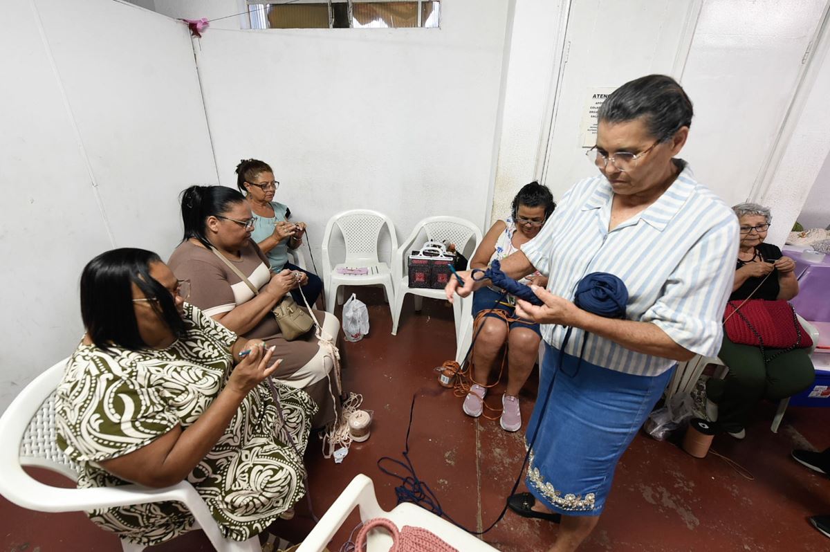 Prefeitura inicia curso de bolsas em crochê na Casa da Mulher Haroldo Veloso