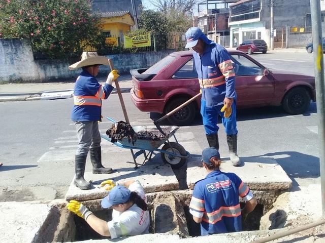 Equipes da Proguaru realizam limpeza em bocas de lobo de diversas regiões