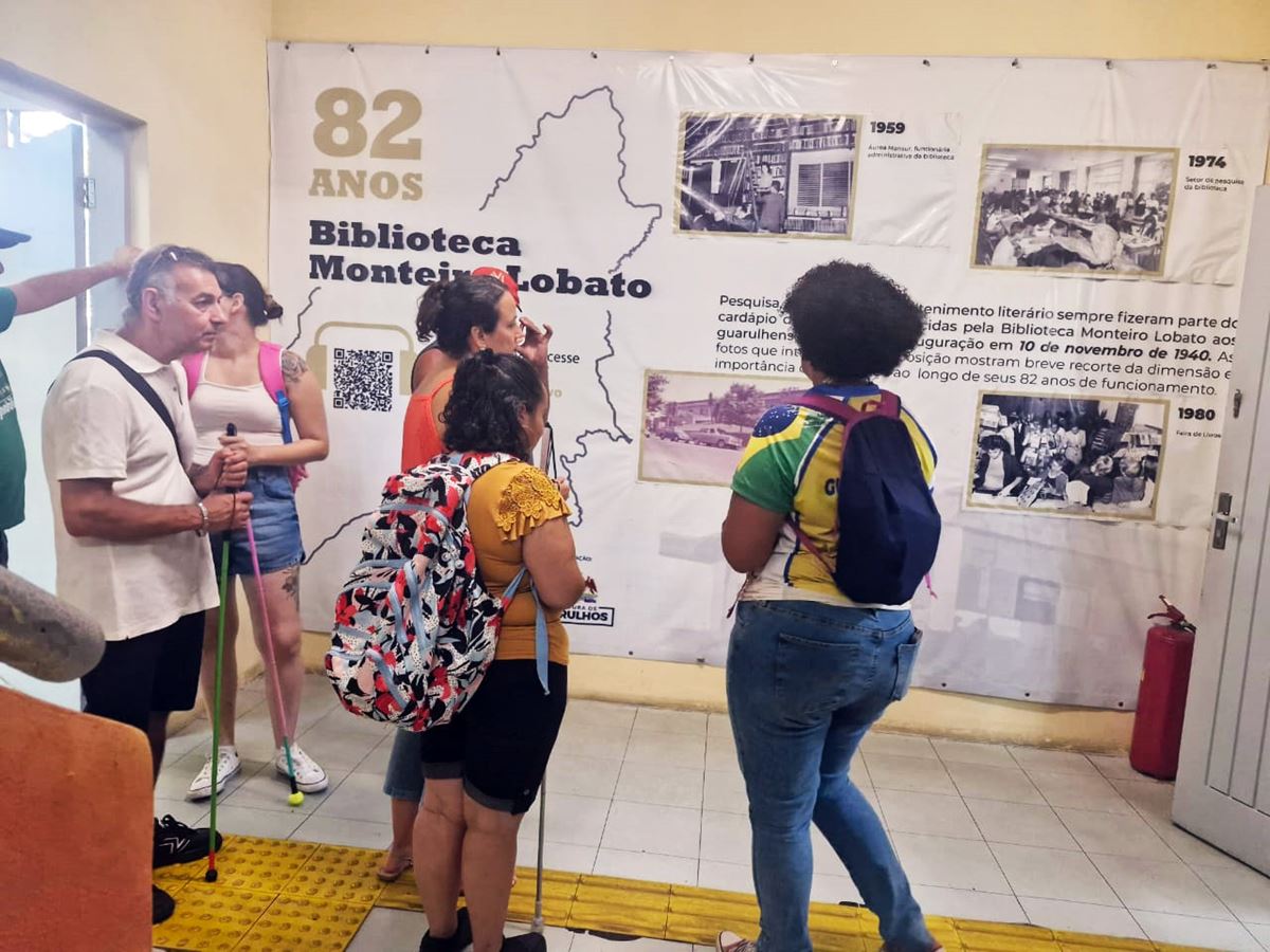 Alunos com deficiência visual visitam Biblioteca Monteiro Lobato e Casarão da Nossa História