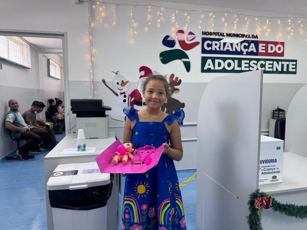 Fundo Social distribui brinquedos a crianças do HMCA em ação de Natal