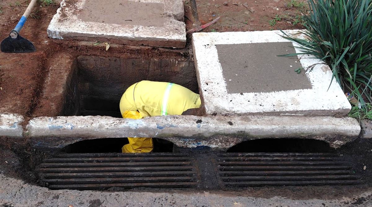 Prefeitura promove limpeza de bocas de lobo em ruas de dois bairros