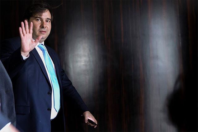 Maia diz que vai decidir sobre pedidos de impeachment após votação de denúncia