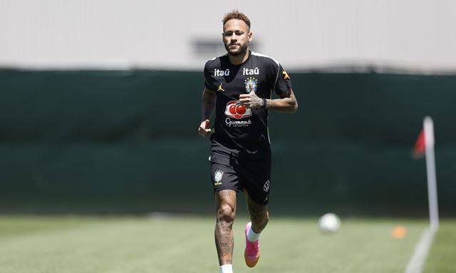Neymar vai a campo pela primeira vez em treino da seleção brasileira